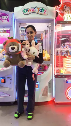 BounceUp winner with their prize