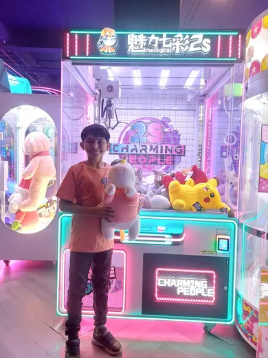 BounceUp winner with their prize